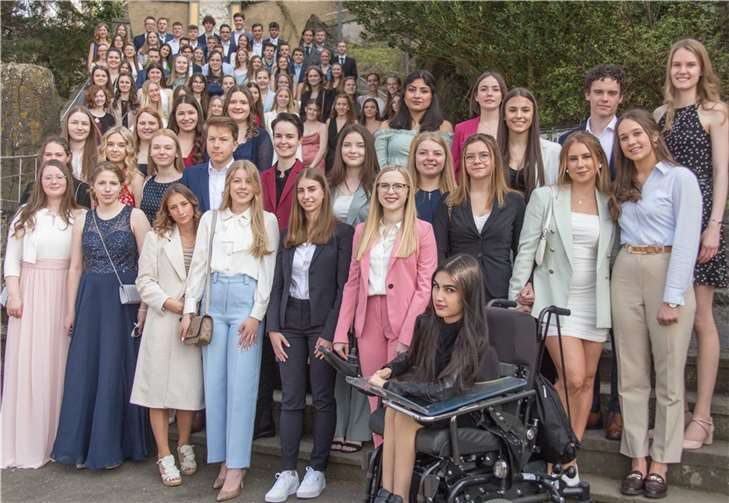 Der Abiturjahrgang entschied sich für das Motto „Abivengers – Mit dem Abi in den Händen werden Helden zu Legenden“. Foto: Gymnasium Calvarienberg