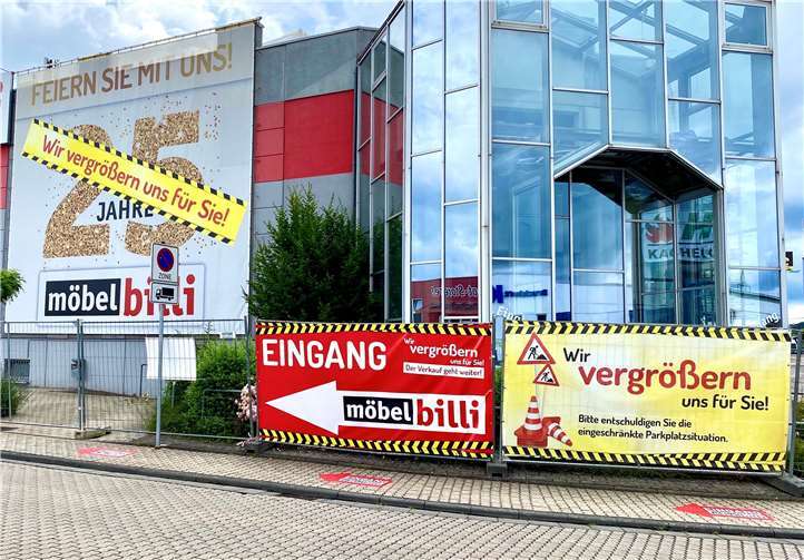 Der Abriss des 27 Jahren alten Eingangs wird sich über voraussichtlich acht Wochen erstrecken.Quelle: Möbel Billi