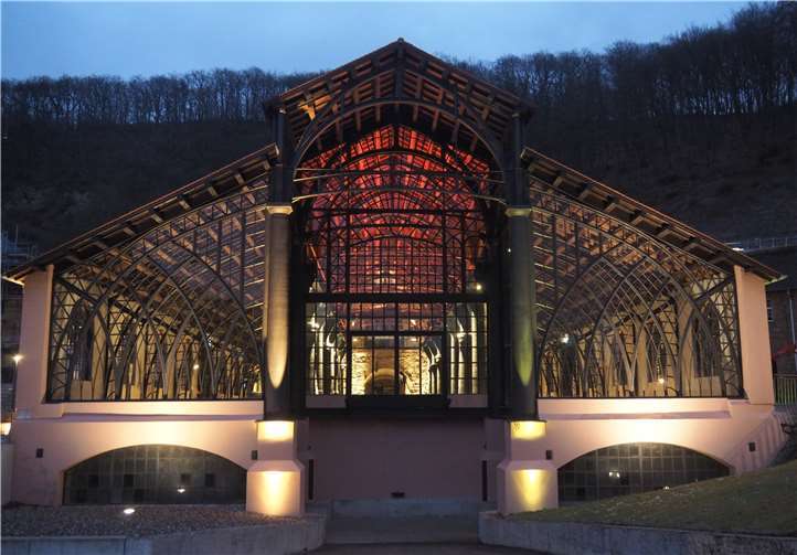 Der Abschluss findet in der eindrucksvollen Gießhalle der Sayner Hütte statt.