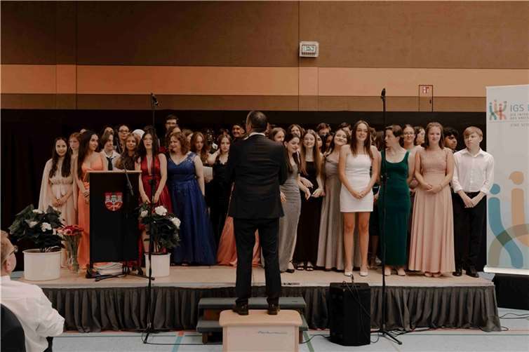 Der Abschlusschor der Jahrgangsstufe 10 unter der Leitung von Stefan Noß. Foto: Anna Schäfer