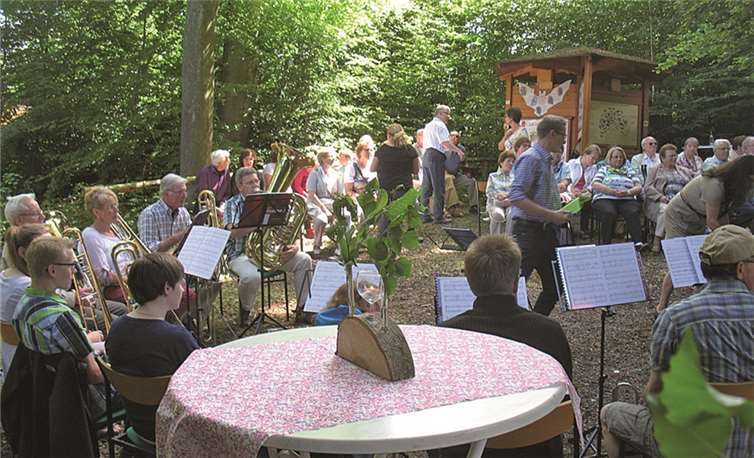 Der Abschlussgottesdienst fand unter Beteiligung des Posaunenchors Oberdreis unter seinem jungen Dirigenten Jannik Schneider sowie des Gemischten Chores „Heimattreue“ Muscheid statt.