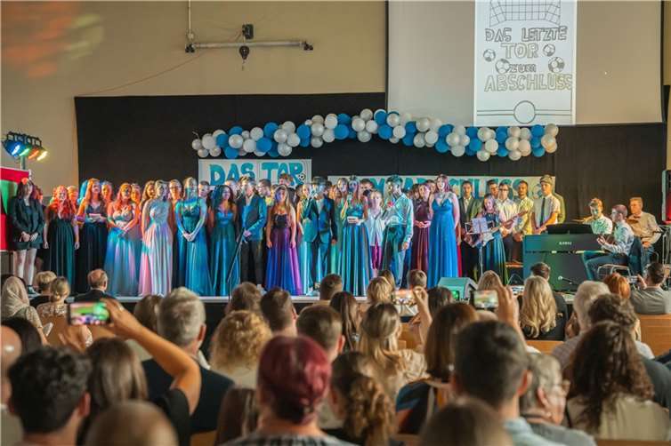 Realschulschüler „treffen ins Tor zum Abschluss“ Der Abschlussjahrgang der Realschule plus. Foto: Pascal Kettmann