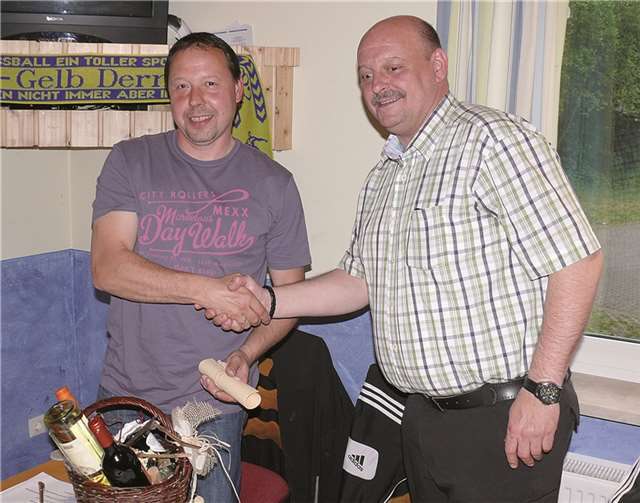 Der Abteilungsvorsitzende Christian Müller verabschiedet den langjährigen Geschäftsführer Thomas Harrichhausen.