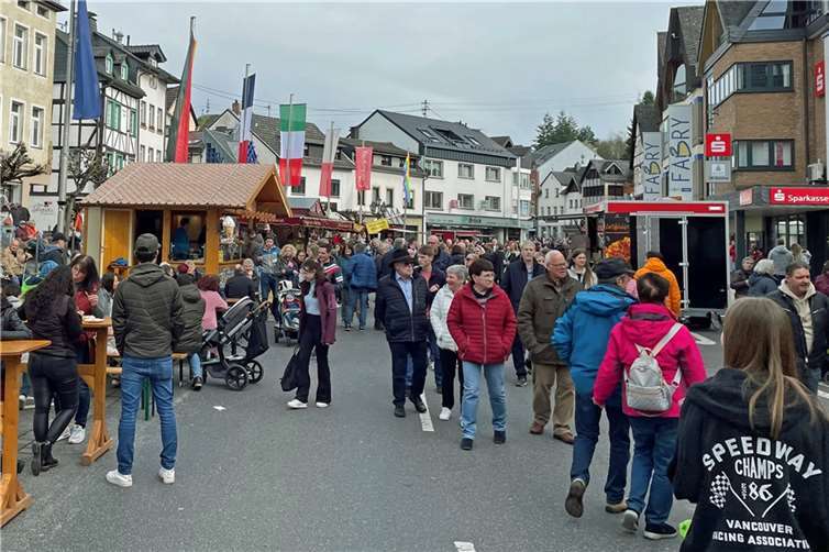 Der Adenauer Frühlingsmarkt zog Tausende Besucher an, die den Tag für einen Bummel durch die Johanniterstadt nutzten.  Fotos: BURG