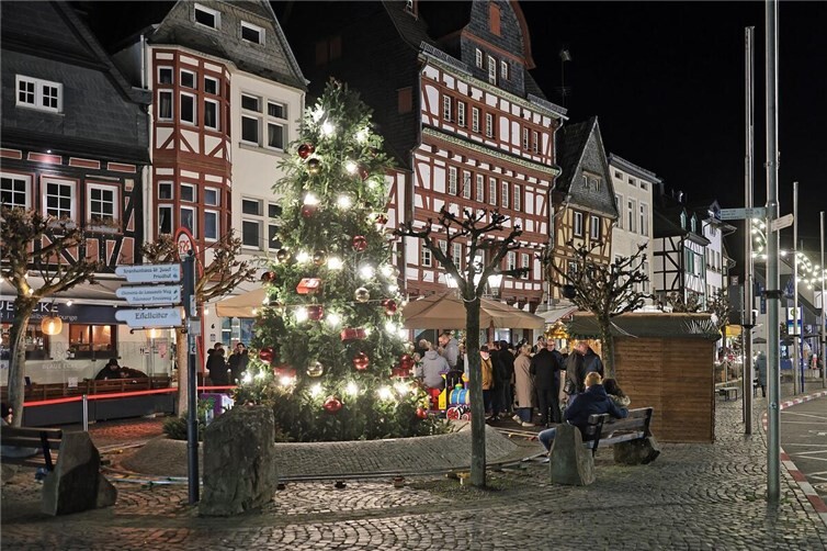 Der Adenauer Weihnachtszauber bietet ein stimmungsvolles Bild rund um den Marktplatz herum.  Foto: Werner Dreschers