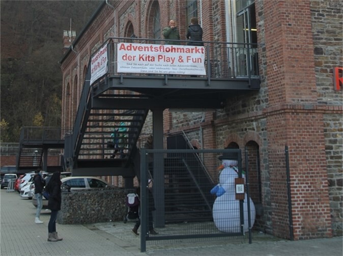 Der Adventsflohmarkt zog erfreulich viele Besucher in die bislang weitestgehend ungenutzte Stadt- und Veranstaltungshalle.