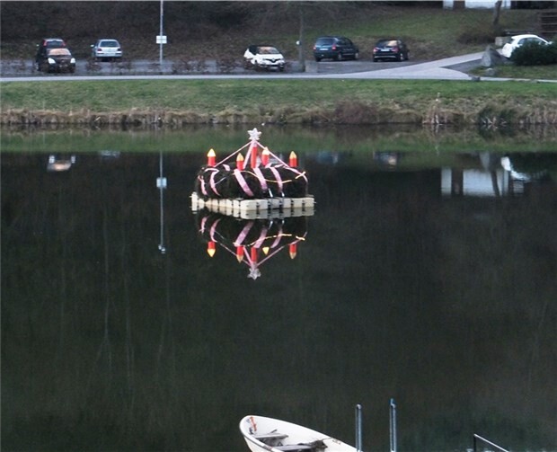 Der Adventskranz auf dem Waldsee.