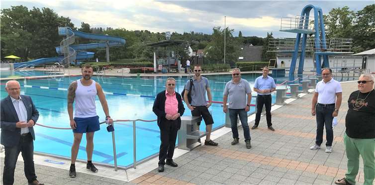 Der Ältestenrat machte sich vor Freibaderöffnung vor Ort ein Bild über die bevorstehende Öffnung.Foto: Stadt Lahnstein