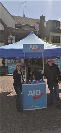 Der AfD-Kreisverband Neuwied war bei strahlendem Sonnenschein und angenehmen Temperaturen Ansprechpartner für interessierte Bürger in Dierdorf.Foto: AfD