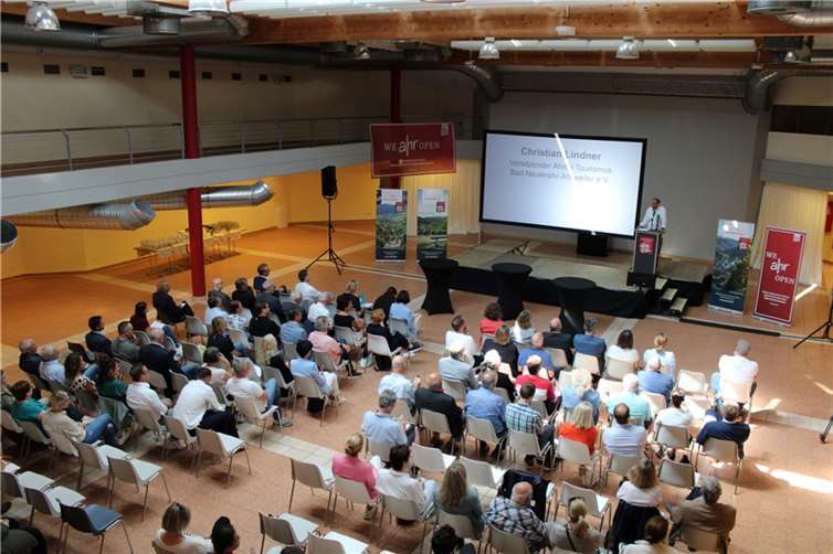 Der Ahrtal-Tourismus-Vorsitzende Christian Linder begrüße im Bürgerzentrum zahlreiche Gäste aus Tourismus und anderen Branchen. Foto: DU