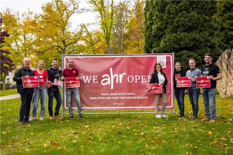 Neue Kampagne: „We AHR open“ Der Ahrtal-Tourismus stellt seine neue Kampagne vor: (v.l.) Christoph Körtgen, Meike Carll, Christian Senk, Christian Kniel, Ute Körtgen, Patrick Küpper, David Bongart und Jan Ritter. Foto: Max Harrus