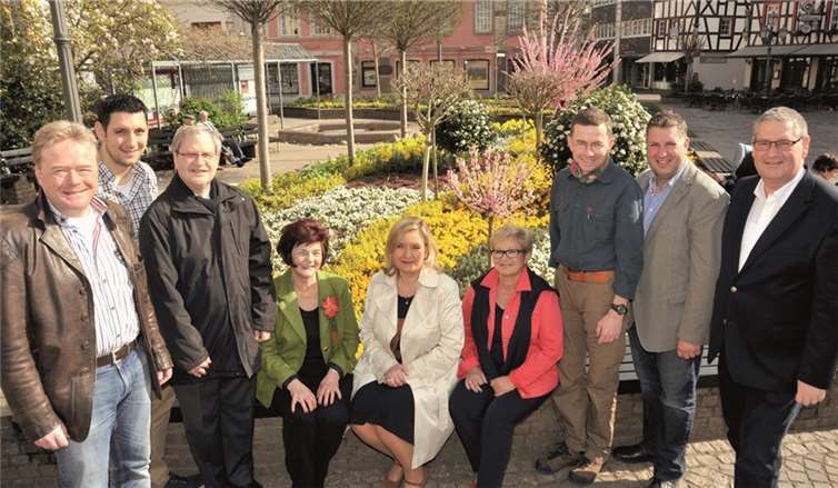 Der Ahrweiler Ortsvorsteher-Kandidat Peter Diewald mit den CDU-Bewerbern für den Ortsbeirat: Udo Willerscheid, Dominik Klein, Monika Busch, Renata Kemnitzer, Rita Lauter, Armin von Ameln, Thomas Holzberger und Dr. Ulf Konrads (v.r., Klaus Rönn fehlt). privat