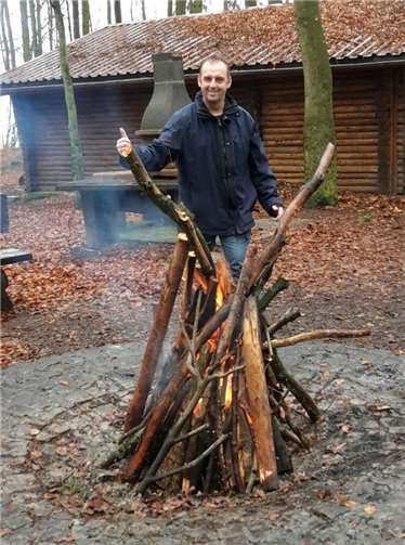 Der Aktionskünstler Mr. Shakira Virginia in Vorbereitung seiner feurigen Installation „Lodernde Linde“.