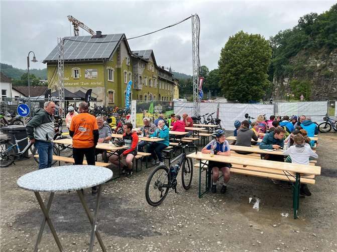 Der Aktionspunkt in Schuld, direkt an der Strecke zwischen Blankenheim und Ahrbrück gelegen, wurde im Laufe des Tages zu einem beliebten Treffpunkt für Radfahrerinnen und Radfahrer aus nah und fern. Foto: privat