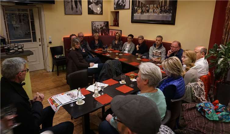 Der Aktivtisch ist eine beliebte Möglichkeit zum Austausch unter den Mitgliedern der Werbegemeinschaft. Foto: ROB