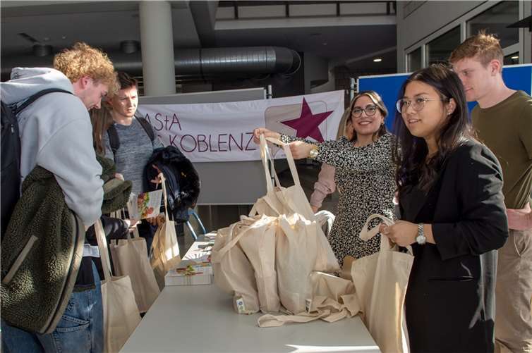 Der Allgemeine Studierendenausschuss (AStA) verteilte wieder seine beliebten Erstsemestertaschen mit kleinen Geschenken und Gutscheinen.