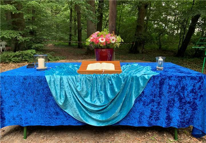 Der Altar war geschmückt.