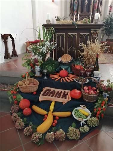 Der Altarraum erstrahlte in bunten Farben, geschmückt mit zahlreichen Erntegaben wie Blumen, Gemüse, Obst, Brot und Wein. Foto: privat