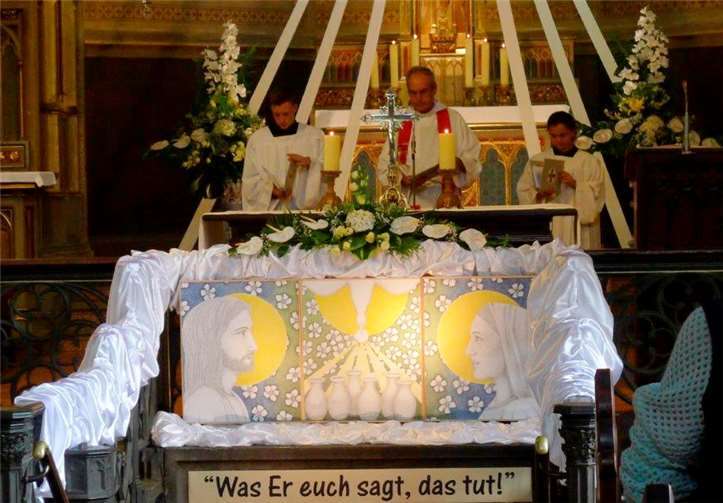 Der Altarraum mit den Konzelebranten.privat