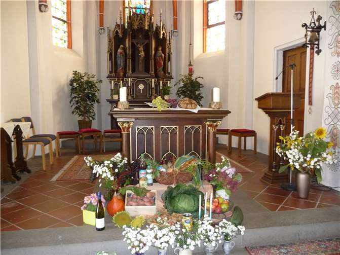 Der Altarraum war bunt geschmückt mit Erntegaben, Gemüse, Obst, Brot Wein und Blumen, die im Gottesdienst gesegnet wurden.Foto: privat