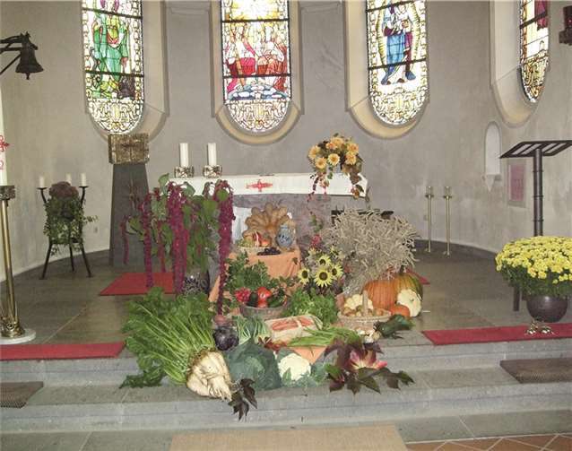 Der Altarraum war reich geschmückt.  privat