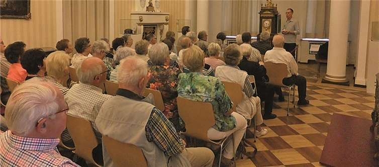 Der Altenclub hörte einen Vortrag im Roentgen Museum. Privat
