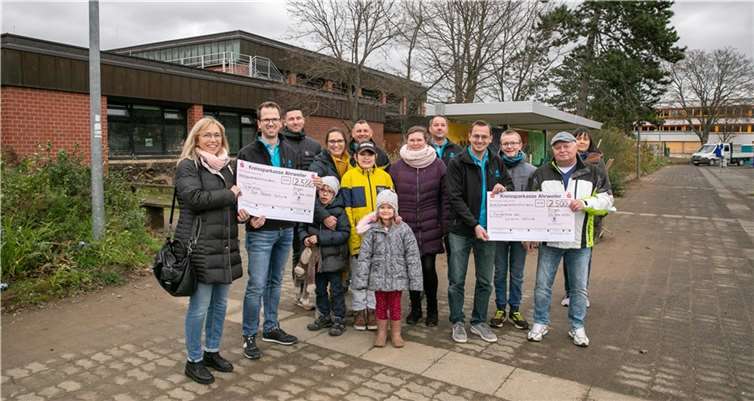 Der Altgesellenverein Ringen spendete aus dem Erlös der Kirmes jeweils 2500 Euro an die Fördervereine der Don-Bosco-Schule und der Levana-Schule, deren Gebäude in der Sankt Pius-Straße in Bachem bei der Starkregenkatastrophe zerstört wurden. Foto: JOST