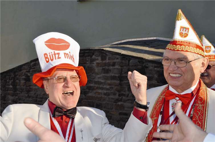 Der „Altmeister“ Rudi Ockenfels (l.) und Senatspräsident Karl Paul.