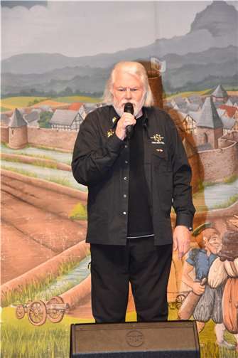 Der Altmeister der Kölner Lieder, „King Size Dick“, brachte die Gäste im Saal zum Mitsingen.