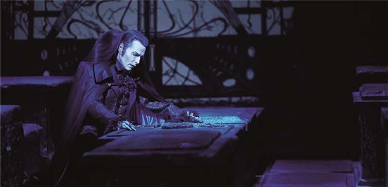 Der Amerikaner Kevin Tarte in der Rolle des Graf Krolock.privat