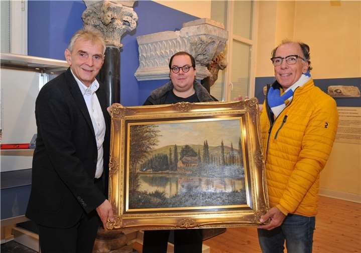 Der Amtmann der Martinsberg-Nachbarschaft, Alfred Severin (rechts), überreichte das Gemälde des Andernacher Malers Wilhelm Bittner, das aus dem Jahr 1902 stammt, an Bürgermeister Claus Peitz (links) und Museumsleiter Dr. Kai Seebert. Foto: Stadt Andernach/Maurer