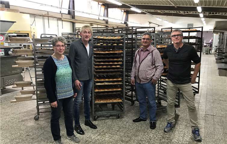 Der Andernacher Landtagsabgeordnete Marc Ruland (2.v.l.) und Verbandsbürgermeisterkandidat Wilhelm Anheier (2.v.r.) besuchten gemeinsam die „Eifeler Backstube“. privat