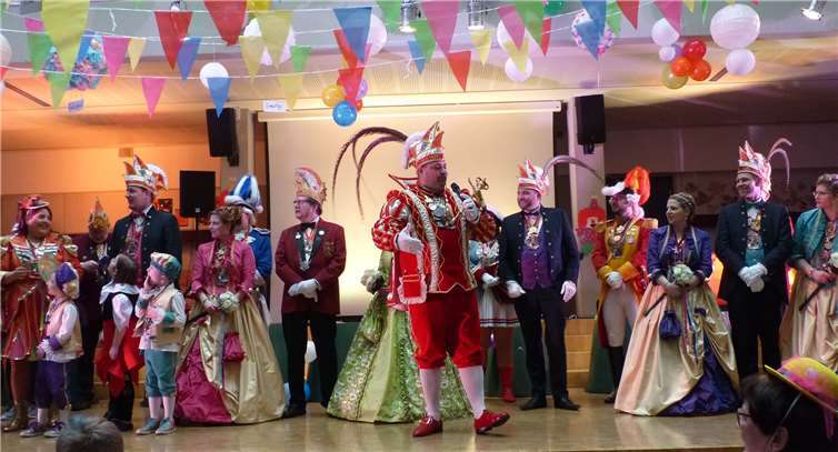 Der Andernacher Prinz Tubak II. und Prinzessin Jessica sangen gemeinsam mit den Schülerinnen und Schülern der St. Thomas Realschule plus.Foto: privat