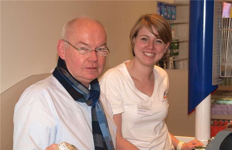 Der Andrang an seiner Kasse war besonders groß, kassierte doch Bürgermeister Raimund Bogler eine Stunde lang für einen guten Zweck. Unterstützung an seiner Seite war dm-Markt Filialleiterin Monique Weingarten