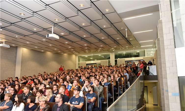 Der Andrang auf die Eröffnungsveranstaltung war so groß, dass sie per Video in einen zwieten Hörsaal übertragen wurde. Foto: privat