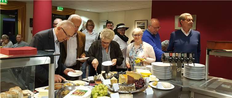 Der Andrang war groß bei der Käseverkostung. Foto: Gisela Schubert/Freundeskreis Linz-Pornic e.V.