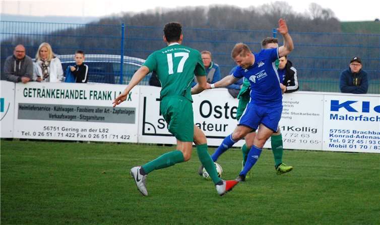 Der Anfang vom Ende: Im Fallen bringt Moritz Pies (Mitte) den Ball über die Linie. Den Kottenheimer Abwehrspielern Johannes Theisen (li.) und Tobias Traubenkraut (verdeckt) bleibt nur die Zuschauerrolle.Fotos: SK