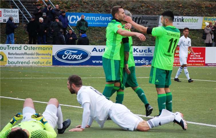 Der Anfang vom Ende: Pierre Mohr (weißes Trikot) hatte den Ball an Torhüter Thomas Kosiolek vorbei ins eigene Netz gelenkt. Im Hintergrund jubeln (v. l.) Marcel Berg, John Rausch und Mustafa Madanoglu.SK