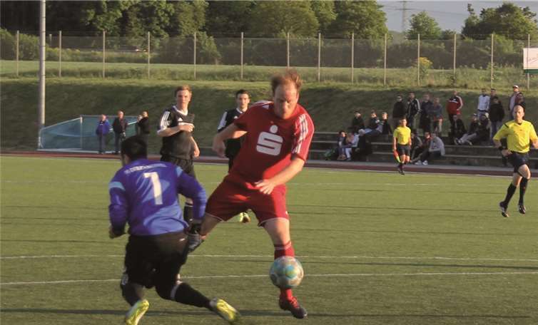 Der Anfang vom Ende für die SG Dieblich/Niederfell: Carsten Schwickert lässt hier Dieblichs Torhüter Stephan Häs aussteigen und schiebt wenig später zum Führungstreffer ein.TH