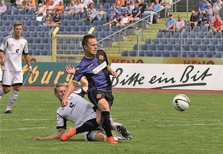Der Anfang vom Ende für die SpVgg Elversberg. Hier wurde Lutz Radojewski von seinem Gegenspieler zu Fall gebracht. Andre Marx nutzte den Elfmeter zum Führungstreffer. Später schraubten dann Luca Wolf, nochmals Marx und Tobias Jakobs die Trefferquote weiter nach oben.TH