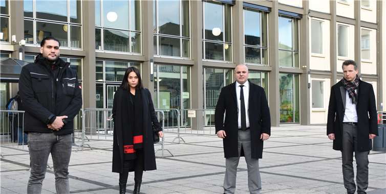 Der Angeklagte Mohammed Abdallah (li.) wurde von einem dreiköpfigen Verteidiger-Team vertreten:   Karolin Hagemann de Grzymala aus Köln und die  Koblenzer Rechtsanwälte Florian Schulz und Axel Bertram. Fotos: HEP