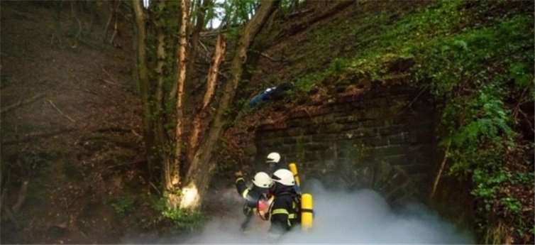 Der Angriffstrupp musste durch den total verrauchten Tunnelbei Nullsicht zur Verletztenrettung vorgehen. Fotos: FFW Vettelschoß