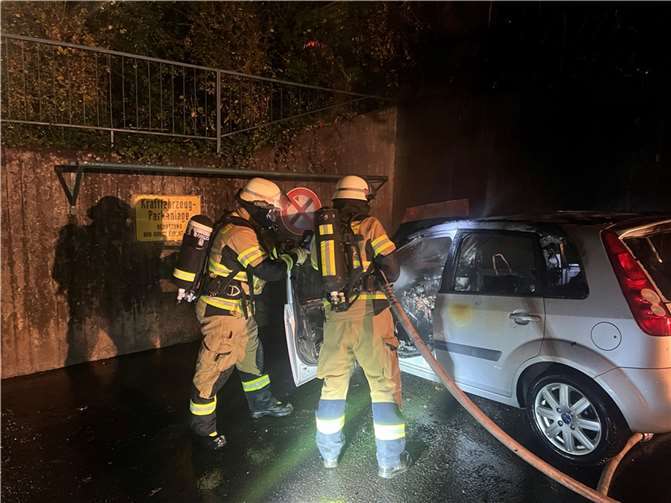 Der Angriffstrupp unter Atemschutz.  Fotos: Freiwillige Feuerwehr Bad Honnef