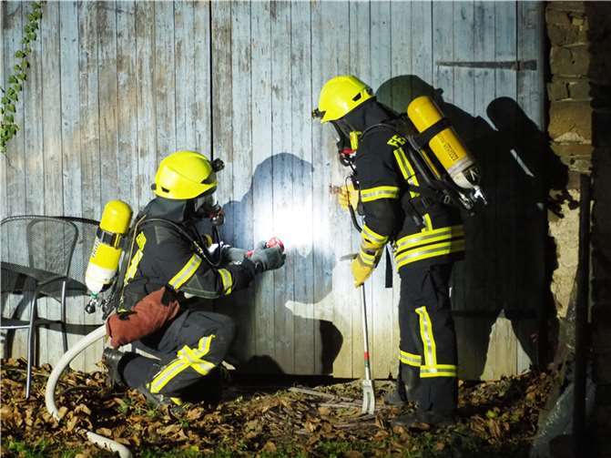 Der Angriffstrupp vor dem Betreten des Gebäudes.