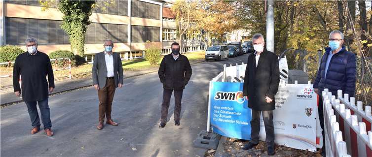 Der Anschluss von insgesamt 27 Schulen in der Stadt Neuwied ins Glasfasernetz schreitet mit großen Schritten voran. Davon konnten sich (v.l.n.r.) der 1. Kreisbeigeordnete Michael Mahlert, Landrat Achim Hallerbach, der Geschäftsführer der Stadtwerke Neuwied, Stefan Herschbach sowie Stabsstellenleiter Breitband bei der Kreisverwaltung Neuwied, Manfred Rasbach während eines Ortstermins an Brüder-Grimm-Schule in Feldkirchen ein Bild machen. Udo Engel von den Stadtwerken Neuwied erläuterte den aktuellen Stand der Ausbaumaßnahmen. Wenn alles so gut wie bisher läuft werden die Schulgebäude in der Stadt Neuwied Anfang 2021 alle mit Glasfaseranschlüssen versorgt sein.Quelle: Kreisverwaltung