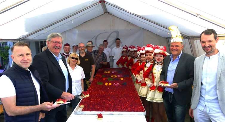 Der Anschnitt des Riesenerdbeerkuchens der Bäckerei Lohner bedeutete den Startschuss für das Cochemer Kinderfest. Fotos: TE