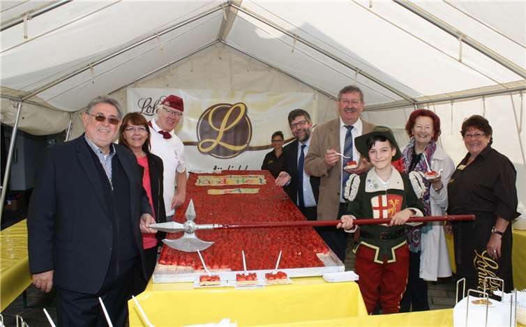 Der Anschnitt des riesigen Lohner-Erdbeerkuchenswar gleichzeitig der Startschuss für das traditionelle Cochemer Kinderfest. Fotos: TE
