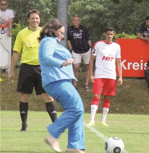 Der Anstoß des Spieles durch Andrea Nahles.