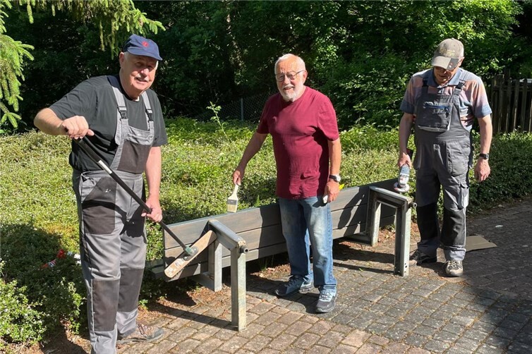 Der Anstrich der Friedhofsbänke auf dem Waldfriedhof war sehr arbeitsaufwendig.