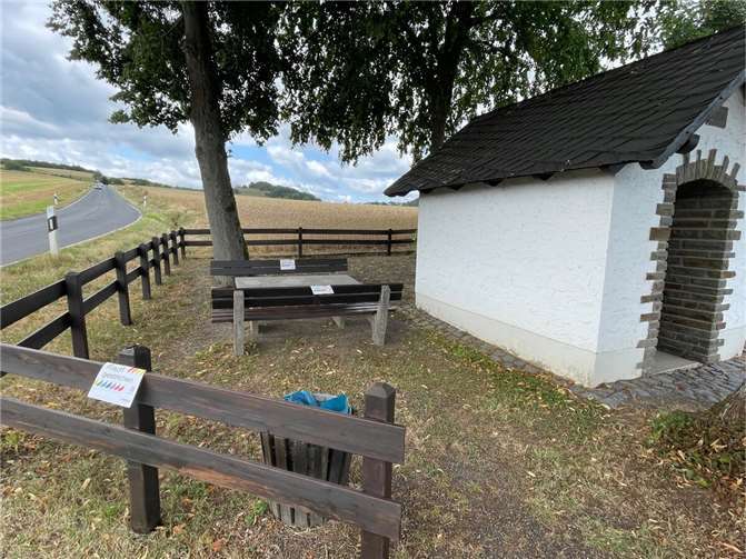 Der Anstrich von Ruhebänken und des Holzzaunes am „Heiligenhäuschen“ war eine von vielen Arbeiten die wieder verrichtet wurden.